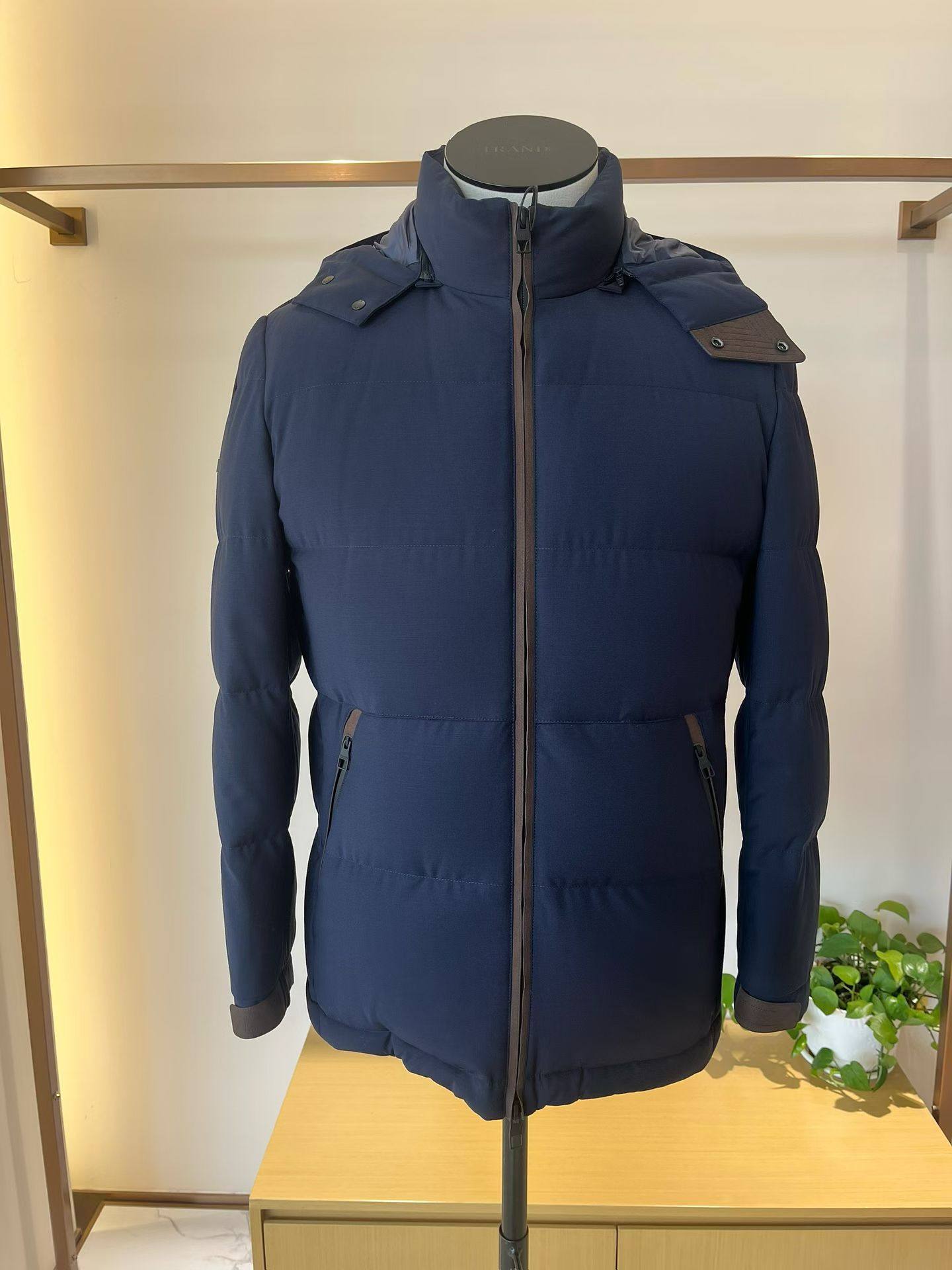 TRANDS鹅绒服.面料细腻柔软.有光泽有弹力且不失挺阔感.抗皱耐磨