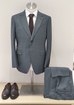 TRANDS西装套装，与多美联名款，多美单裁2.5万/套，手缝包边工艺