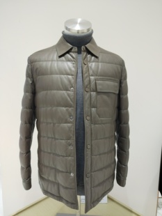 TRANDS鹿皮羽绒服.采用德国先进设备将皮胚进行切薄处理.非常轻薄