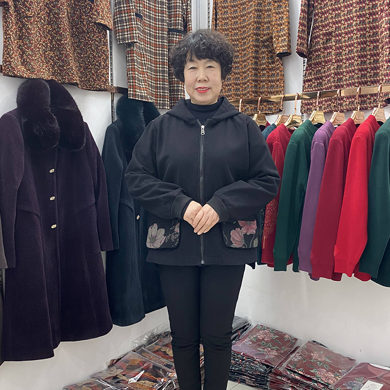 加肥加大妈妈风衣外套2022年新品牛仔布粉花大码女装连帽开衫春秋