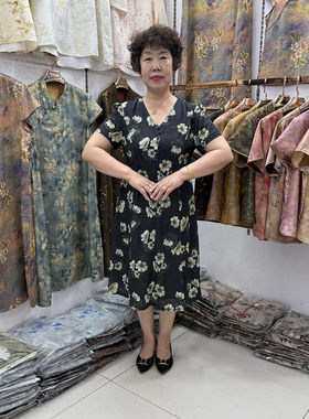 中年妈妈夏季V领连衣裙短袖40-50岁收腰桑花遮肚显瘦过膝弹力裙子