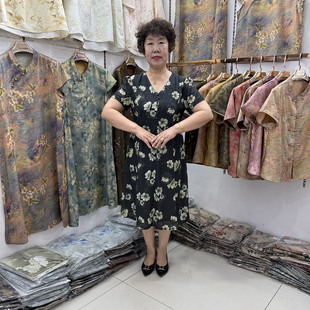 中年妈妈夏季V领连衣裙短袖40-50岁收腰桑花遮肚显瘦过膝弹力裙子