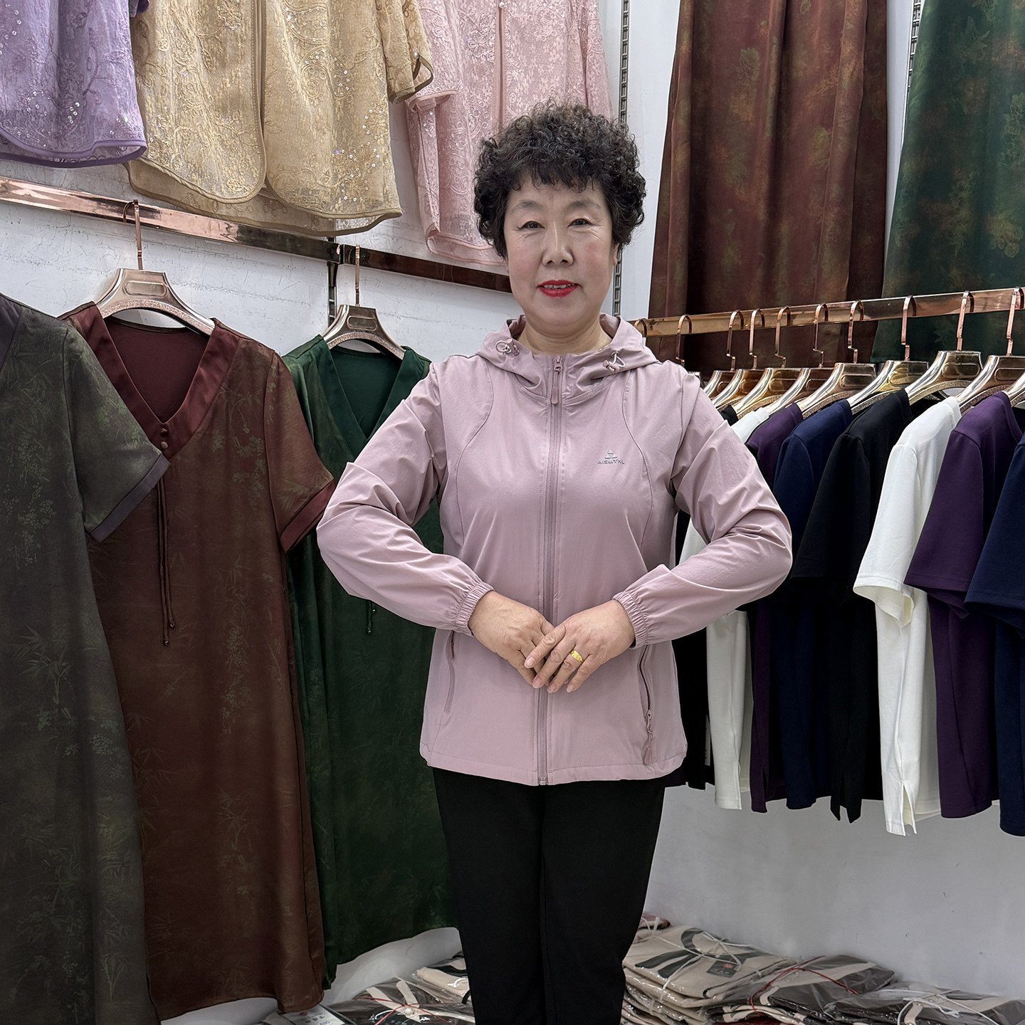 中老年妈妈夏季休闲连帽薄款风衣外套女运动薄款防晒服空调开衫
