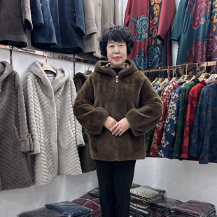 高档中年妈妈冬装水貂绒大衣女短款2023连帽洋气减龄皮草一体外套