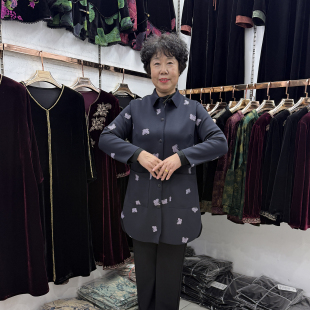 中老年风衣外套女小个子春秋外套2025年翻领妈妈印花字母中长款