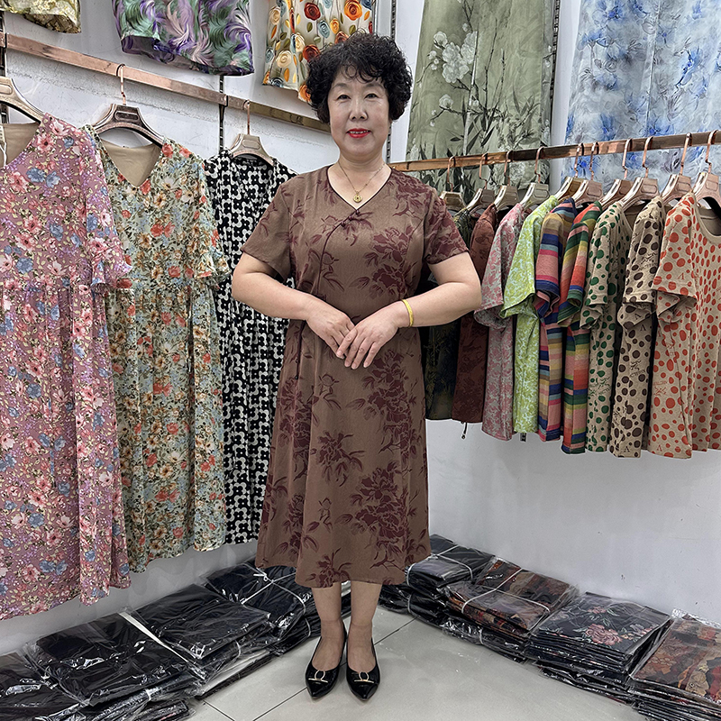 中老年夏装妈妈洋气连衣裙短袖女2024年V领国风收腰显瘦中长裙子