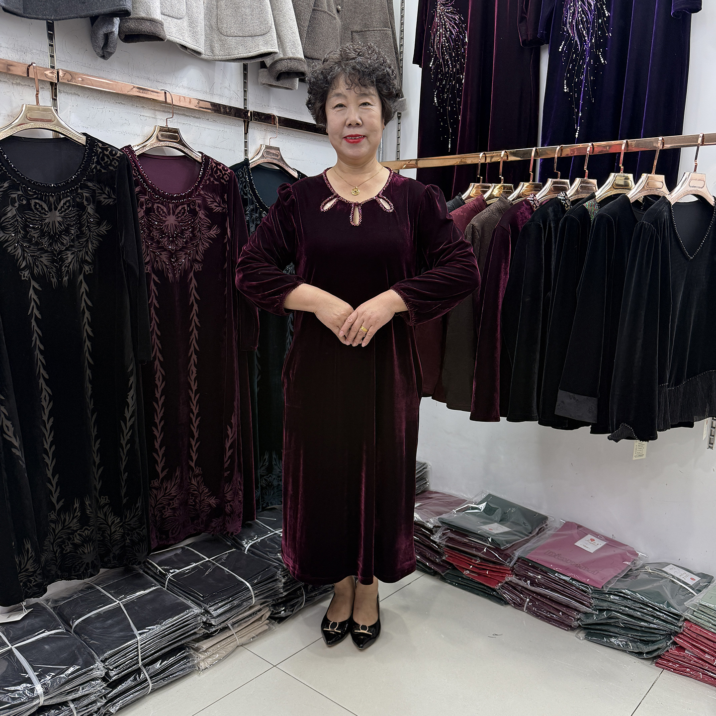 中年妈妈秋冬新款洋气丝绒连衣裙女钉珠遮肚红色打底裙内搭配大衣
