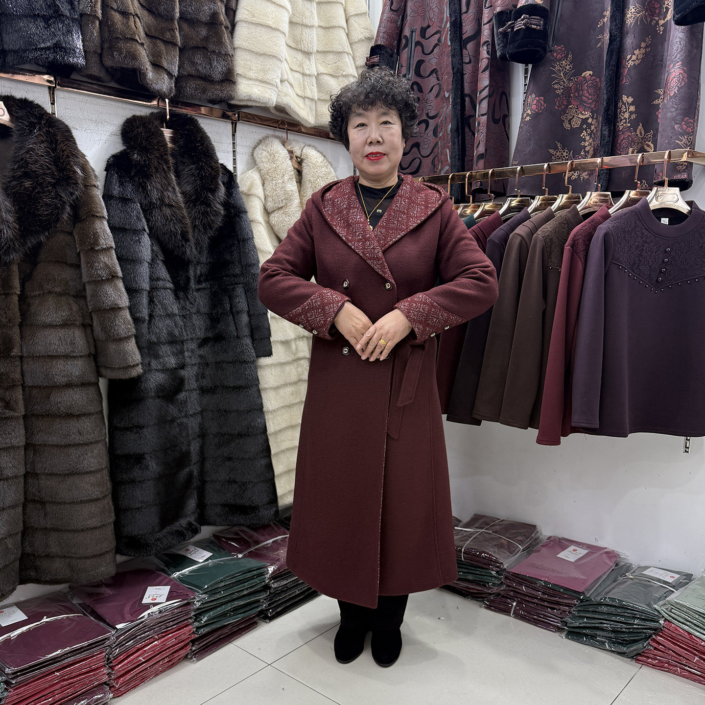 中老年秋冬新款时尚连帽仿貂绒大衣女中长款50岁妇女拼接毛呢外套