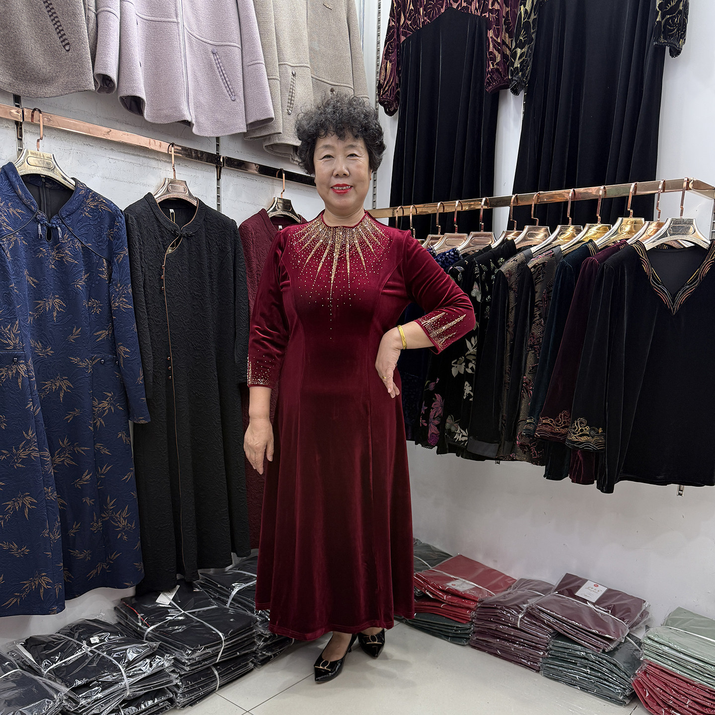【喜婆婆】高级感妈妈秋冬金丝绒红色婚礼连衣裙烫钻时尚旗袍中长