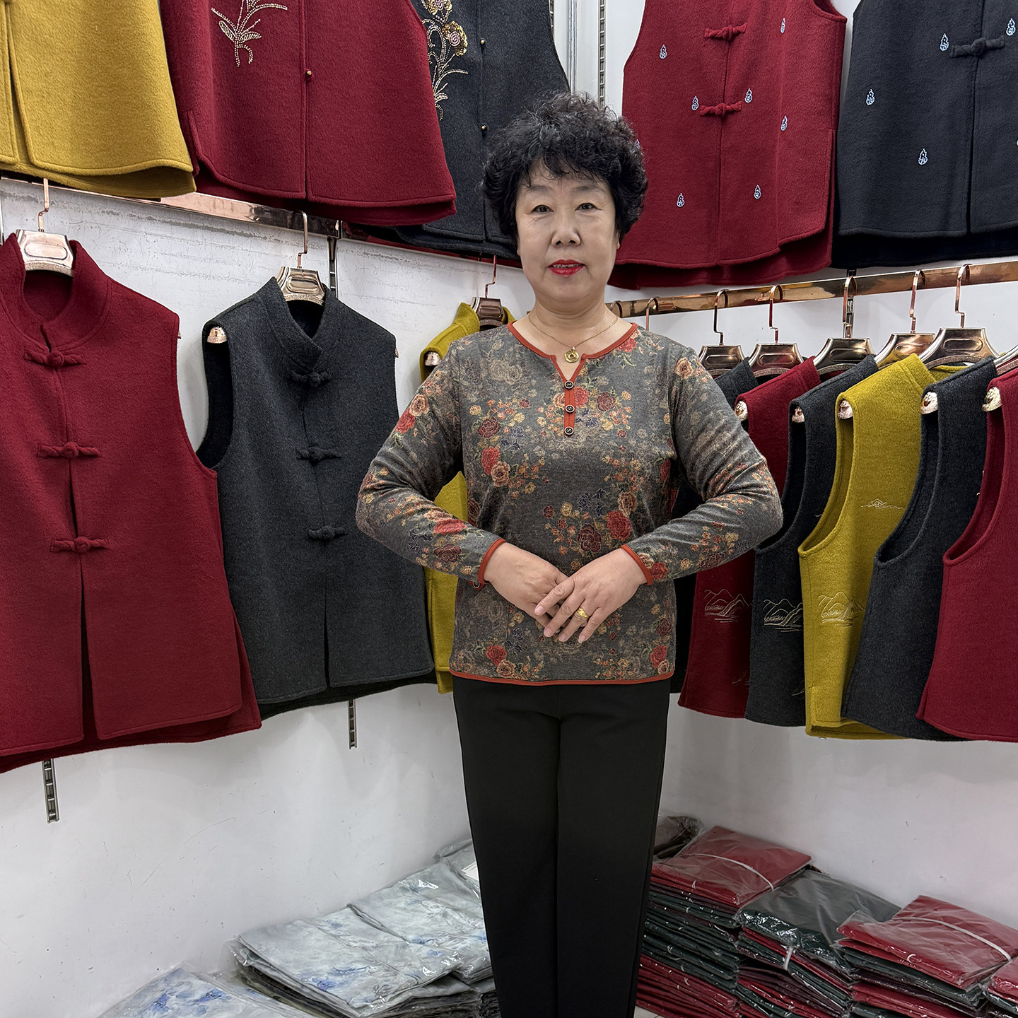 妈妈碎花打底衫女春秋V领长袖T恤衫40-50岁妇女宽松大码洋气上衣