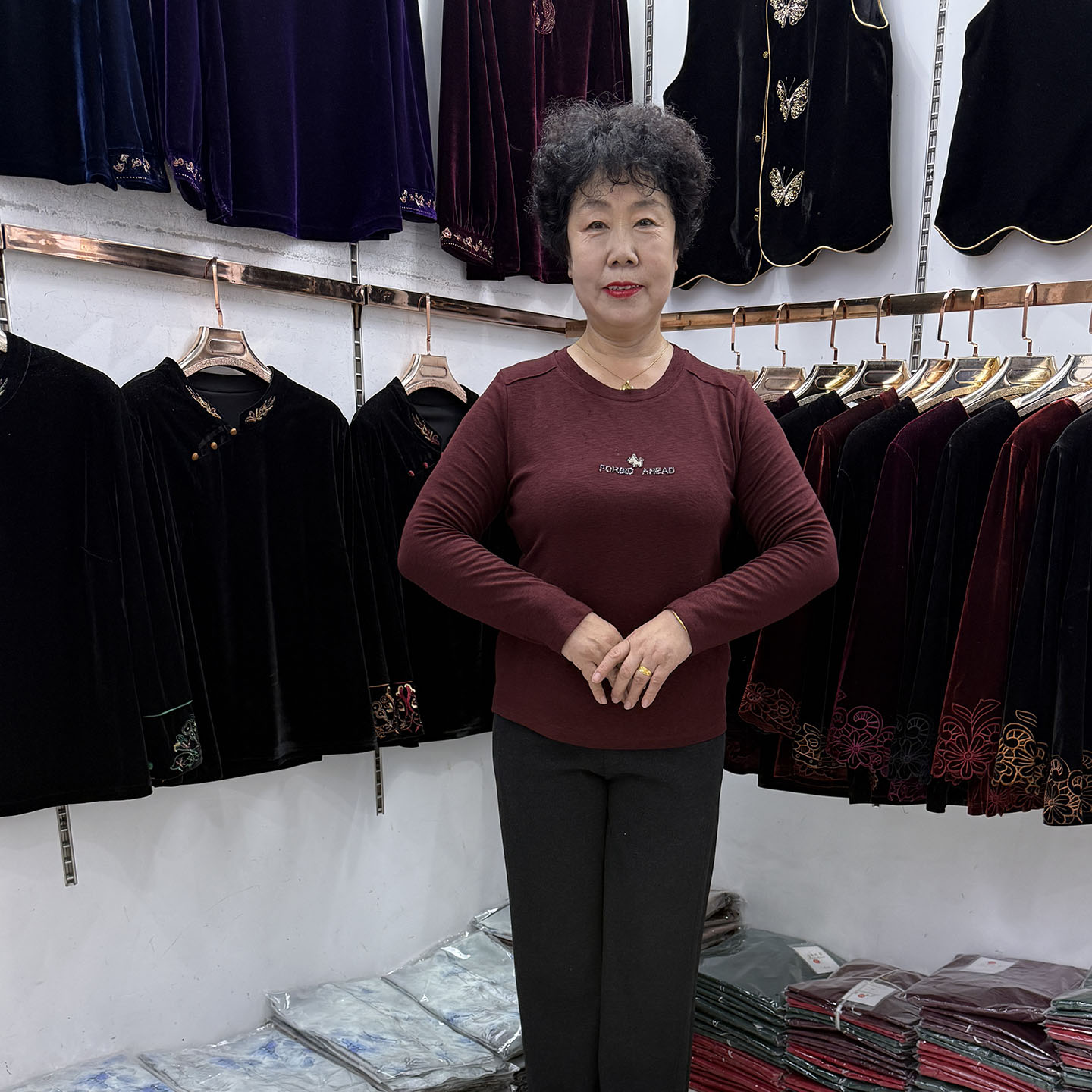 【推荐】妈妈圆领长袖打底衫2026秋装胸前字母百搭T恤上衣弹力新