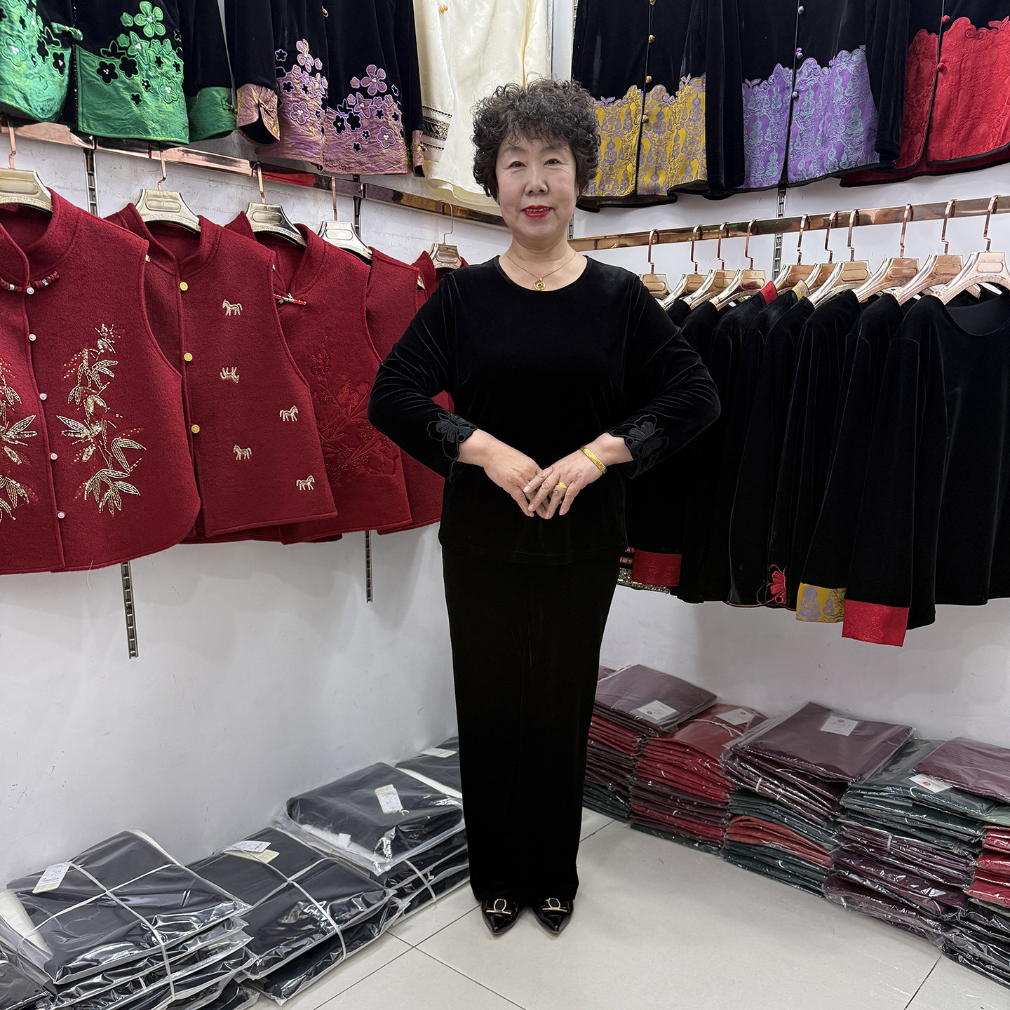 中老年早春新品圆领丝绒蝴蝶打底衫女2026内搭显瘦休闲黑色两件套