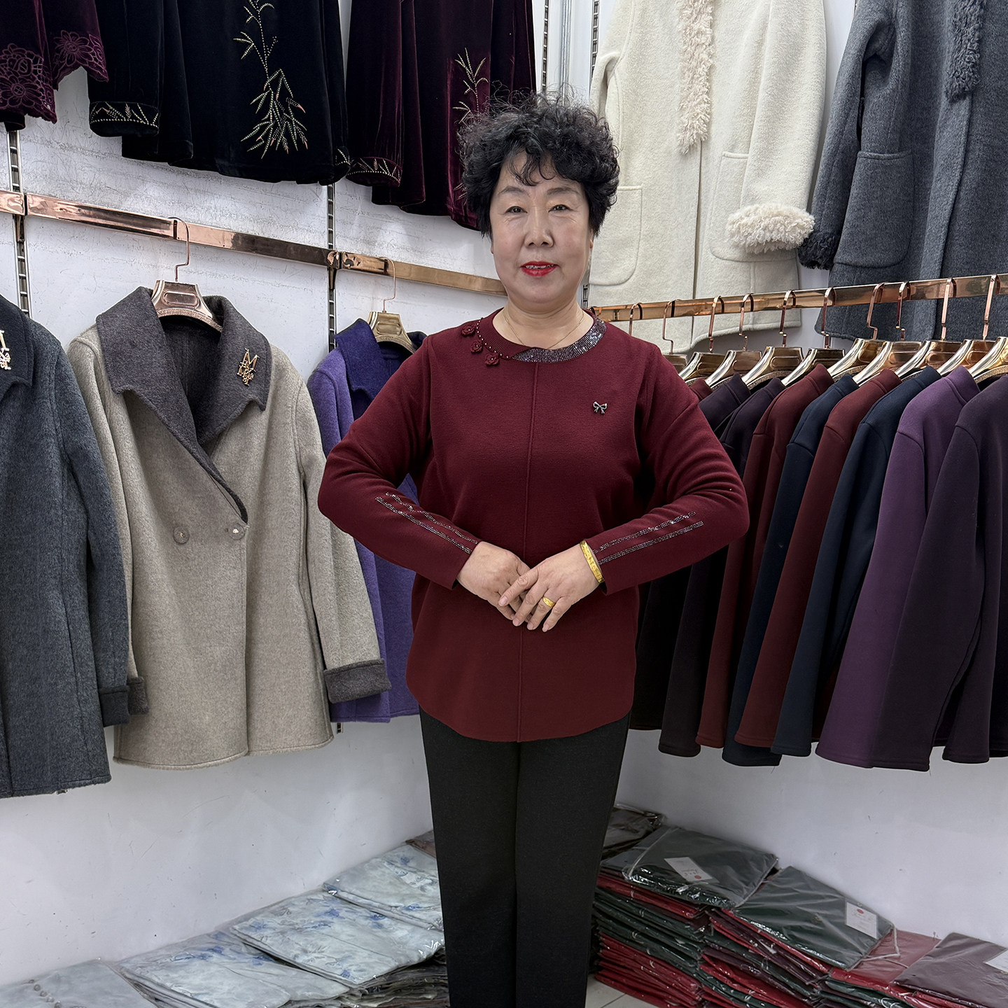 妈妈秋冬新款酒红色针织衫烫钻宽松上衣40-50岁内搭女士毛衣中长