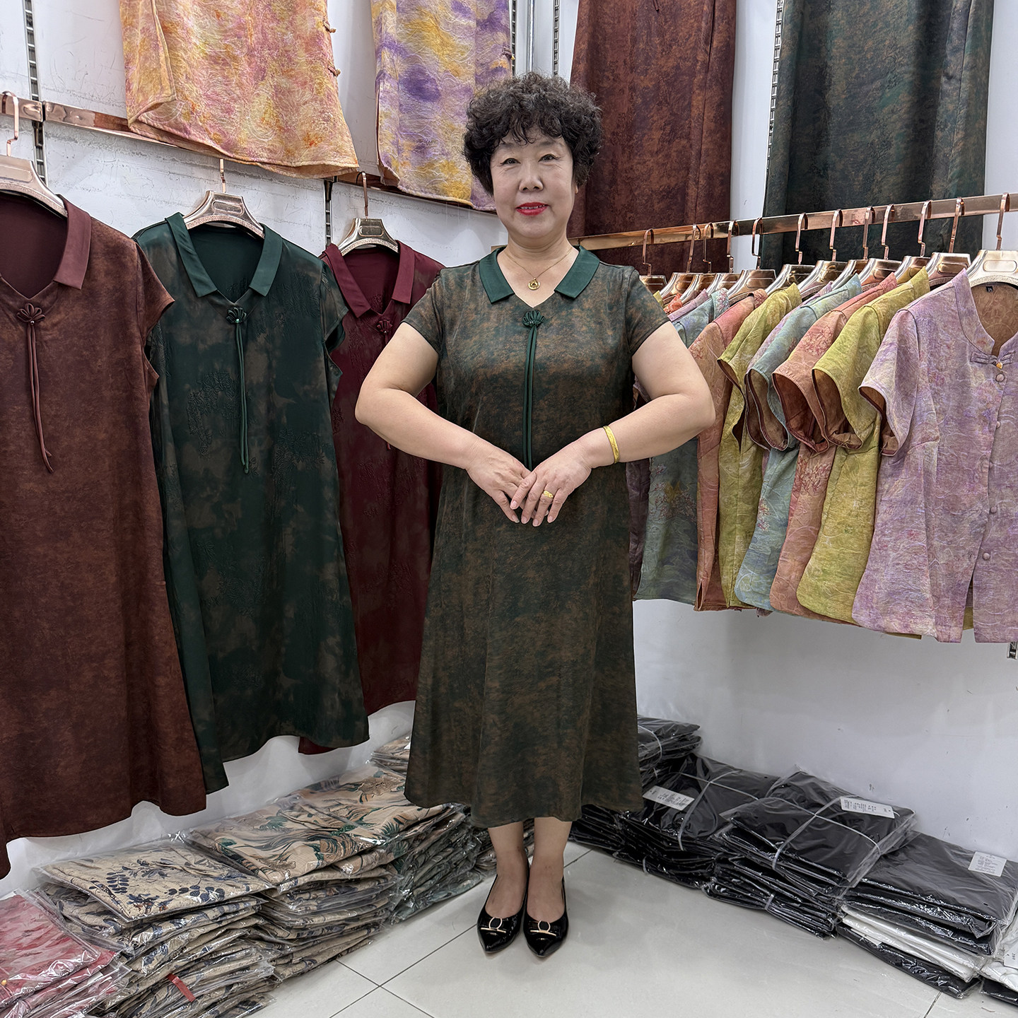 中老年妈妈夏季新款娃娃领真丝连衣裙短袖女洋气复古宽松大码女装