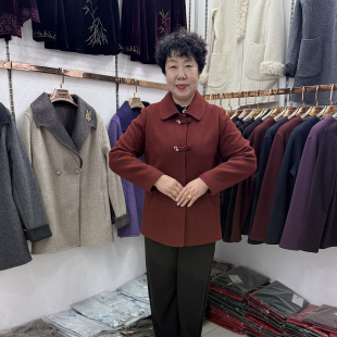 妈妈冬装翻领金貂绒外套2026年新品时尚纯色舒服奶奶红色开衫呢子