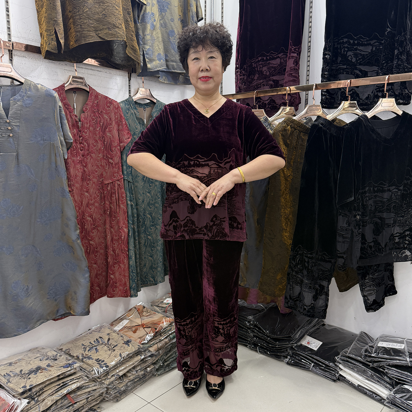 中老年夏装V领丝绒洋气套装中袖宽松烧花上衣复古简约妈妈两件套