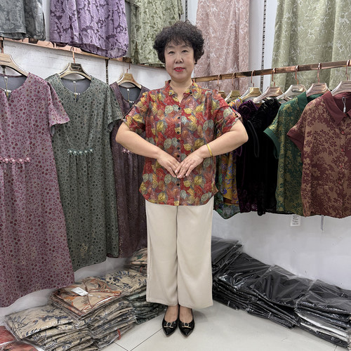 中老年妈妈夏装新款桑蚕丝流行花色衬衫短袖休闲tt恤衫奶奶两件套