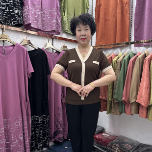 四十岁女人夏装V领拼色短袖t恤衫女黑色显瘦50岁妇女透气宽松上衣