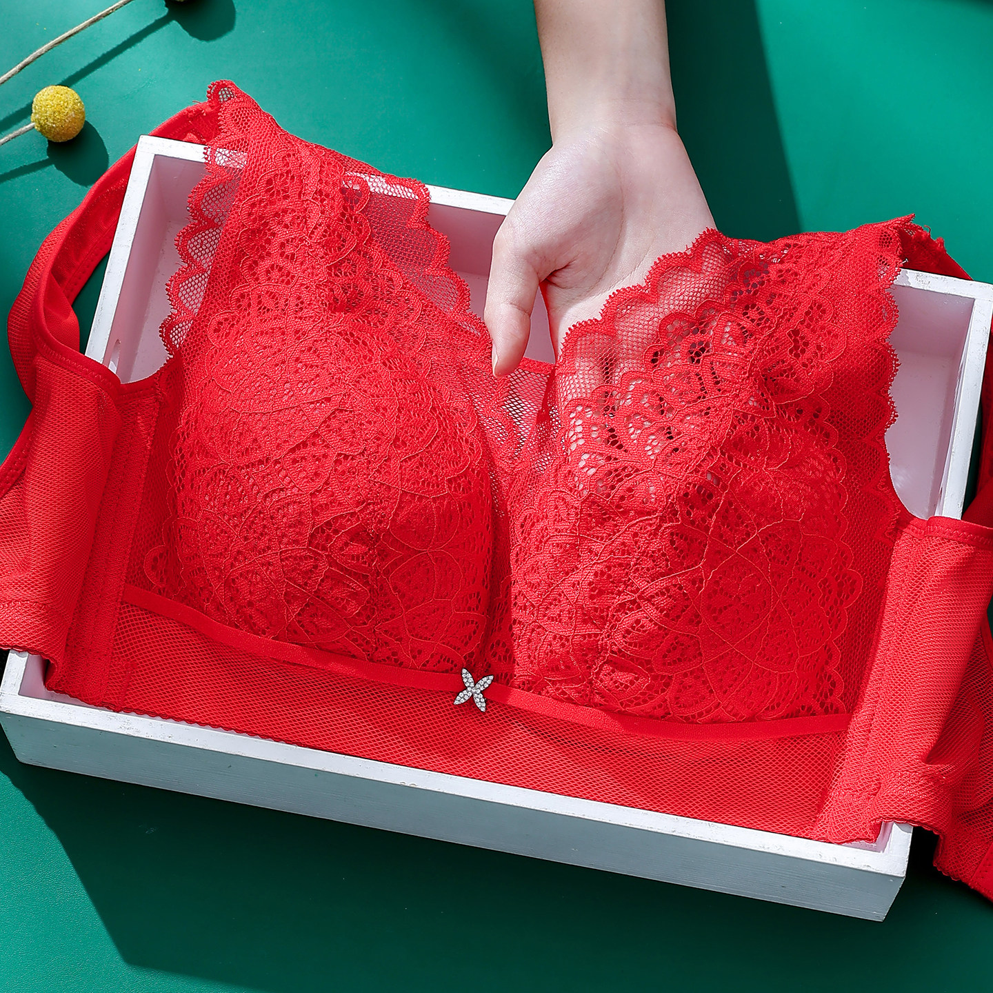 红色本命年无磁大码内衣背心式薄款无钢圈美背大胸显小文胸宽肩带