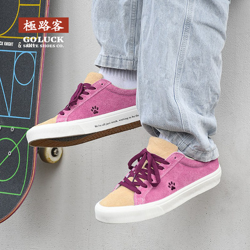 极路客草莓熊长绒麂皮滑板鞋