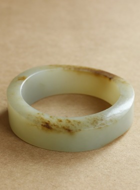 新疆和田玉青白籽料扁条手镯子留有原皮