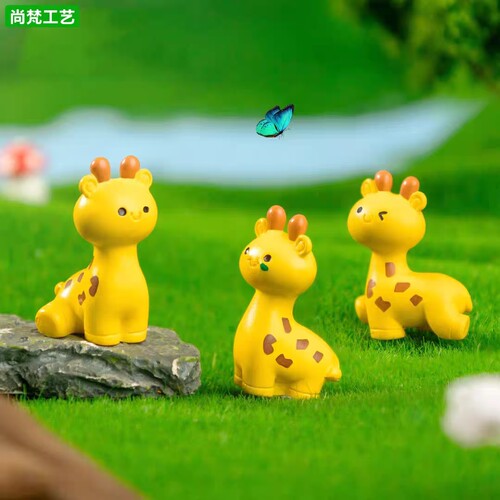 微景观可爱卡通长颈鹿公仔摆件