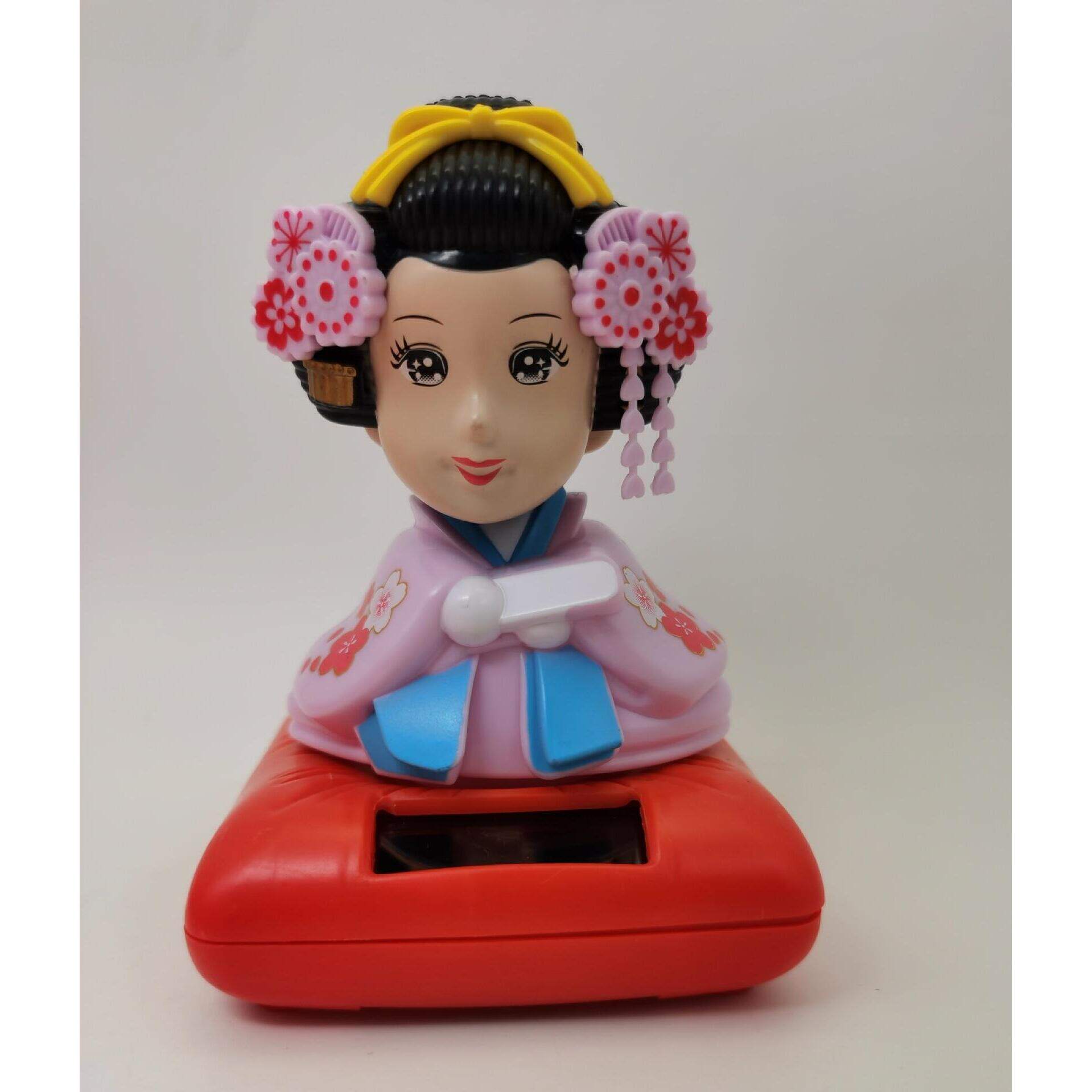 创意太阳能摆件摇头舞姬娃娃歌姬车内装饰可爱点头女人和服公仔