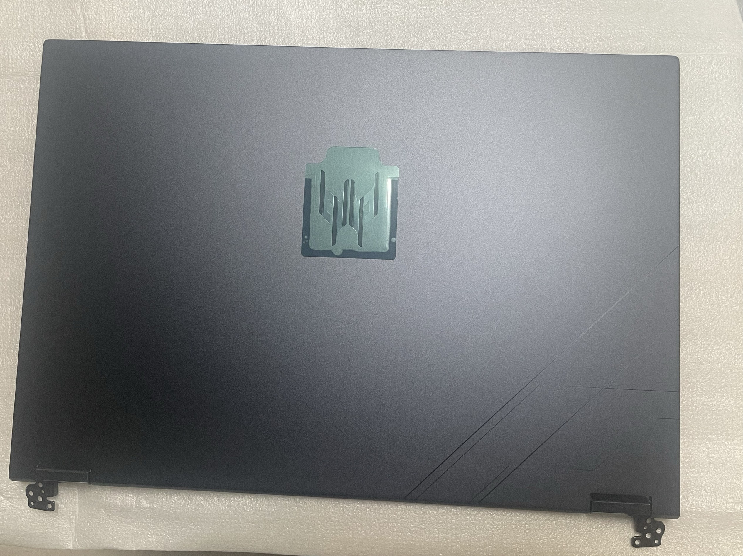 宏碁掠夺者Helios18屏幕上盖