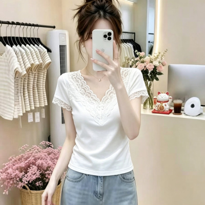 蕾丝拼接v领胖mm大码设计感正肩短袖T恤女夏季遮肚子时尚白色上衣