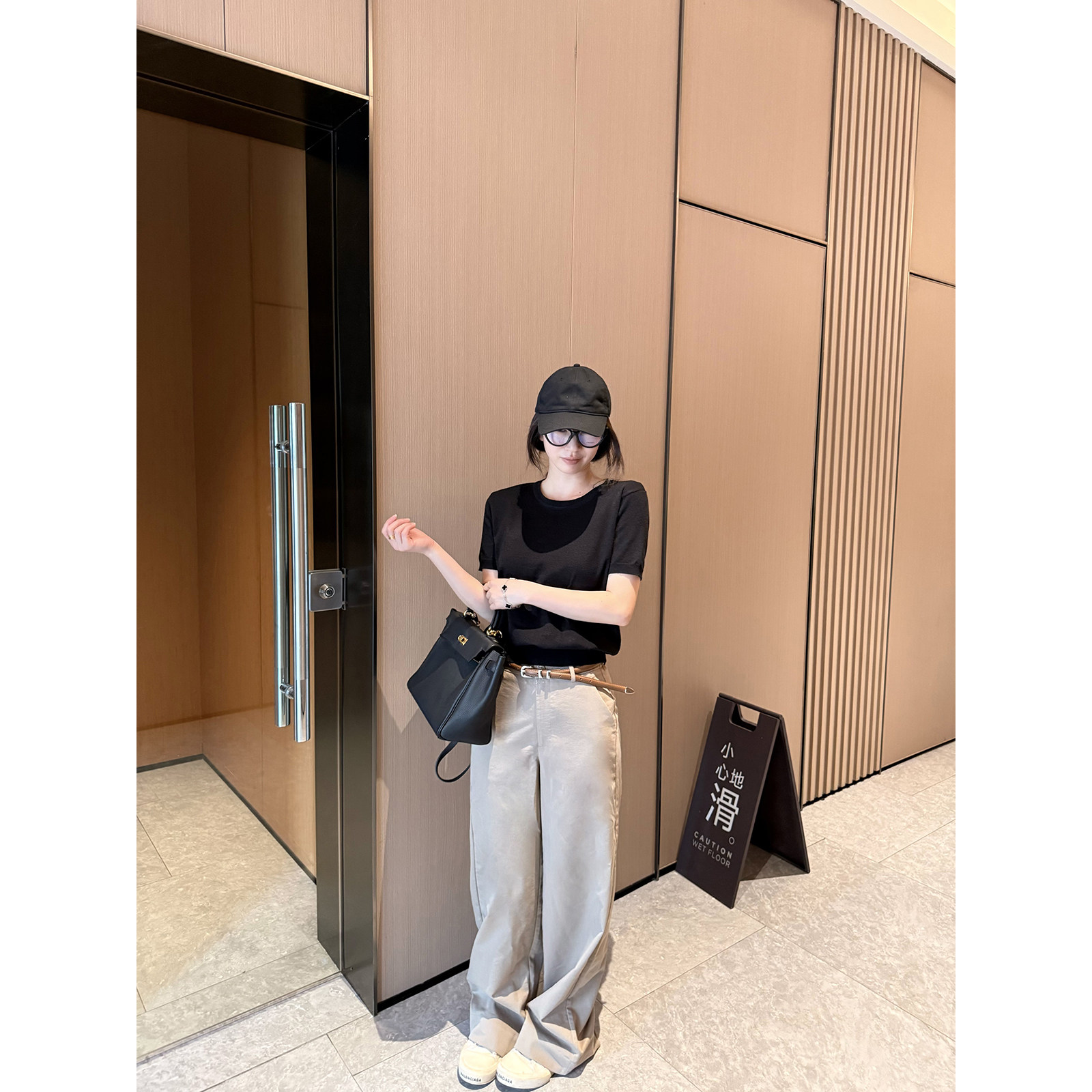 夏季圆领短袖针织T恤女图片