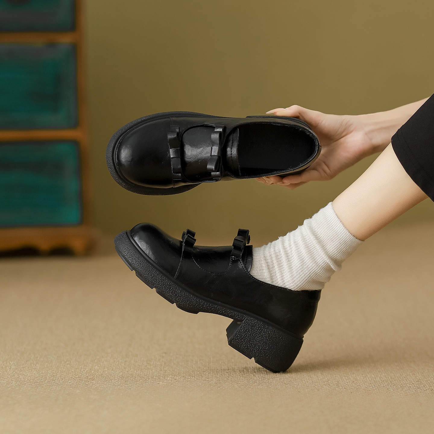 进口622~英伦风法式百搭小皮鞋女增高粗跟新款春秋冬双蝴蝶结小皮