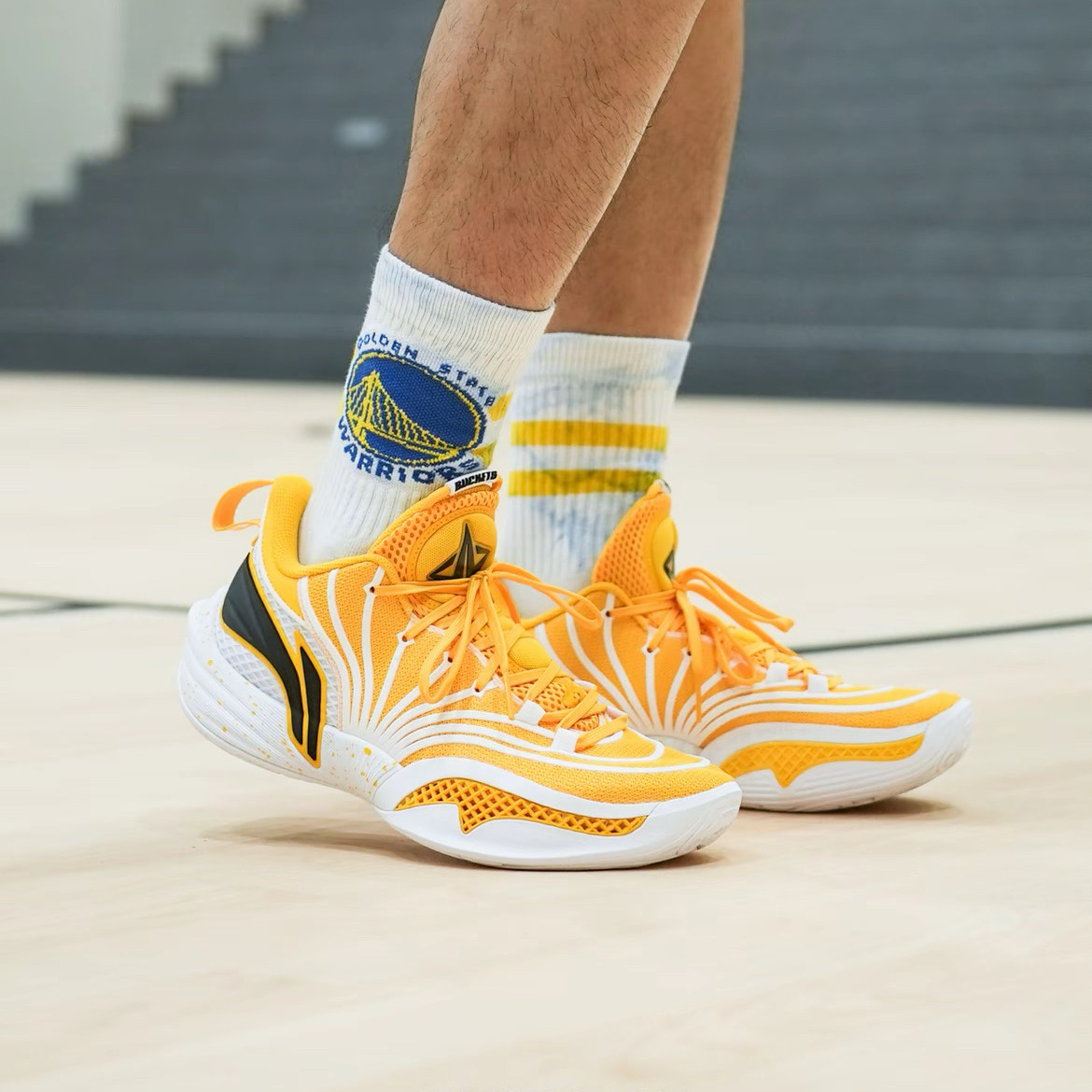 李宁新款男款JBBUCKETS2耐磨防滑稳定支撑橡胶底包裹性圆头篮球鞋