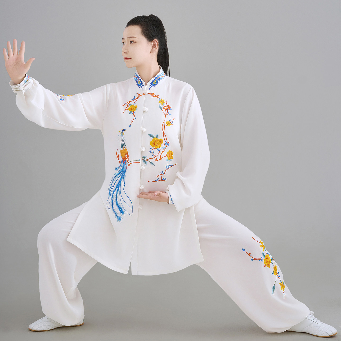 恋太极新款刺绣太极服女士表演练功服立领盘扣高档武术晨练服透气