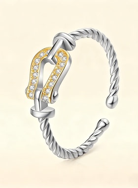 get到了精致小巧的马蹄扣戒指