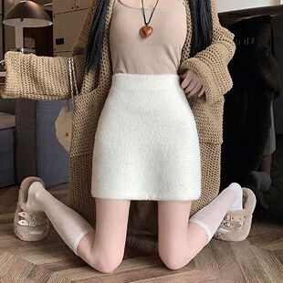冬天白色短裙半身裙女秋冬新款高腰包臀针织裙小个子毛绒裙子