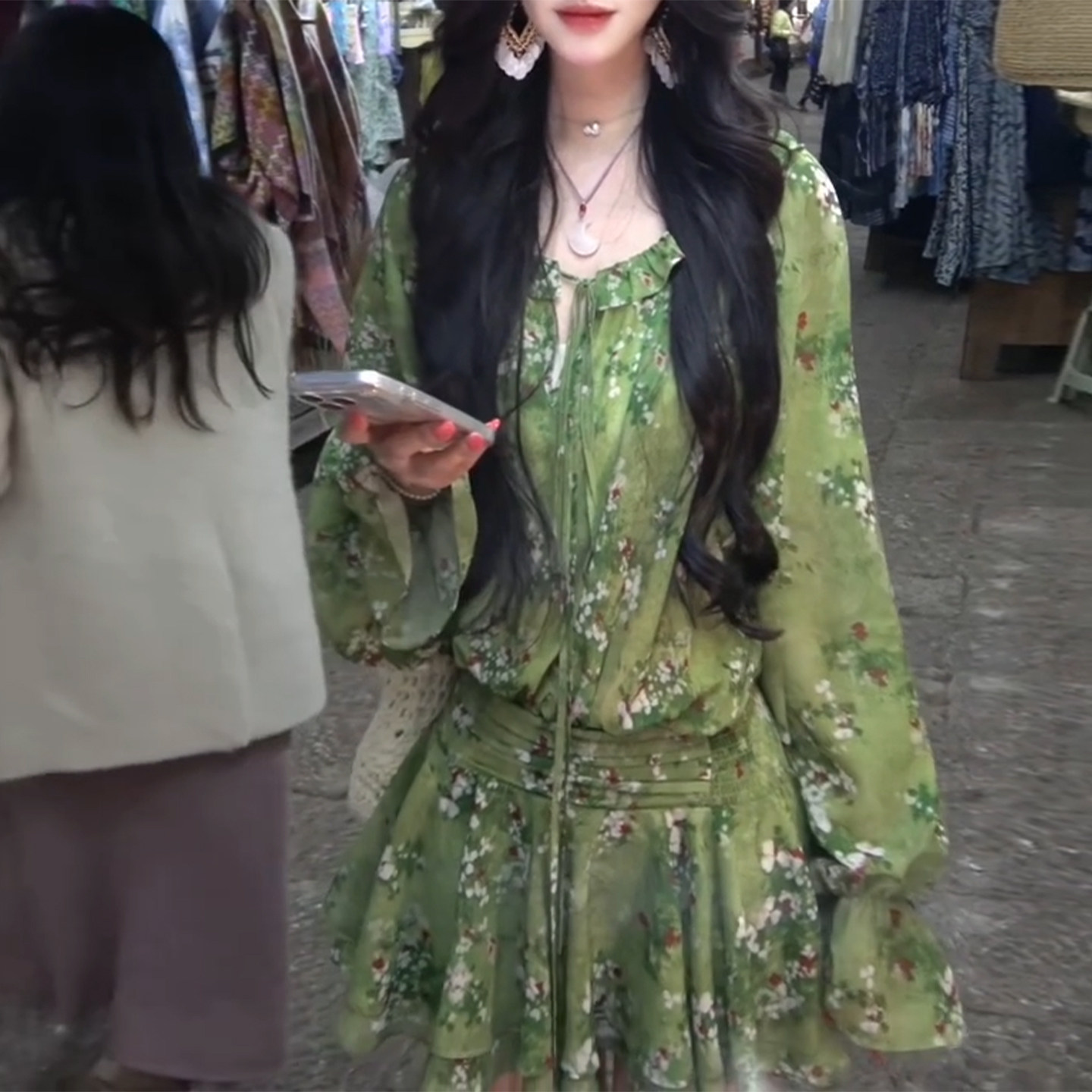 2026巨好看绿色碎花连衣裙子女春夏季新款雪纺衫独特漂亮掐腰短裙