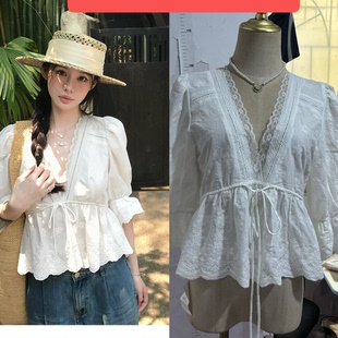 VASSE美蟹白色棉质刺绣蕾丝喇叭袖V领上衣女春夏收腰绑带中袖衬衫