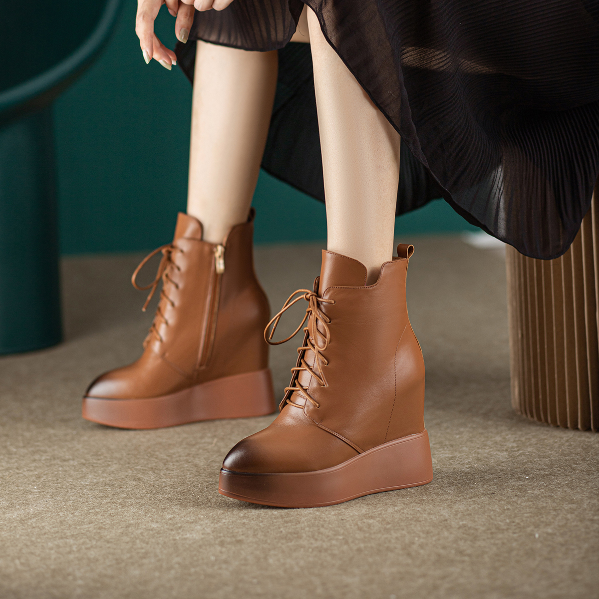 12cm真皮秋冬新款内增高短靴女棕色复古英伦风厚底坡跟系带马丁靴