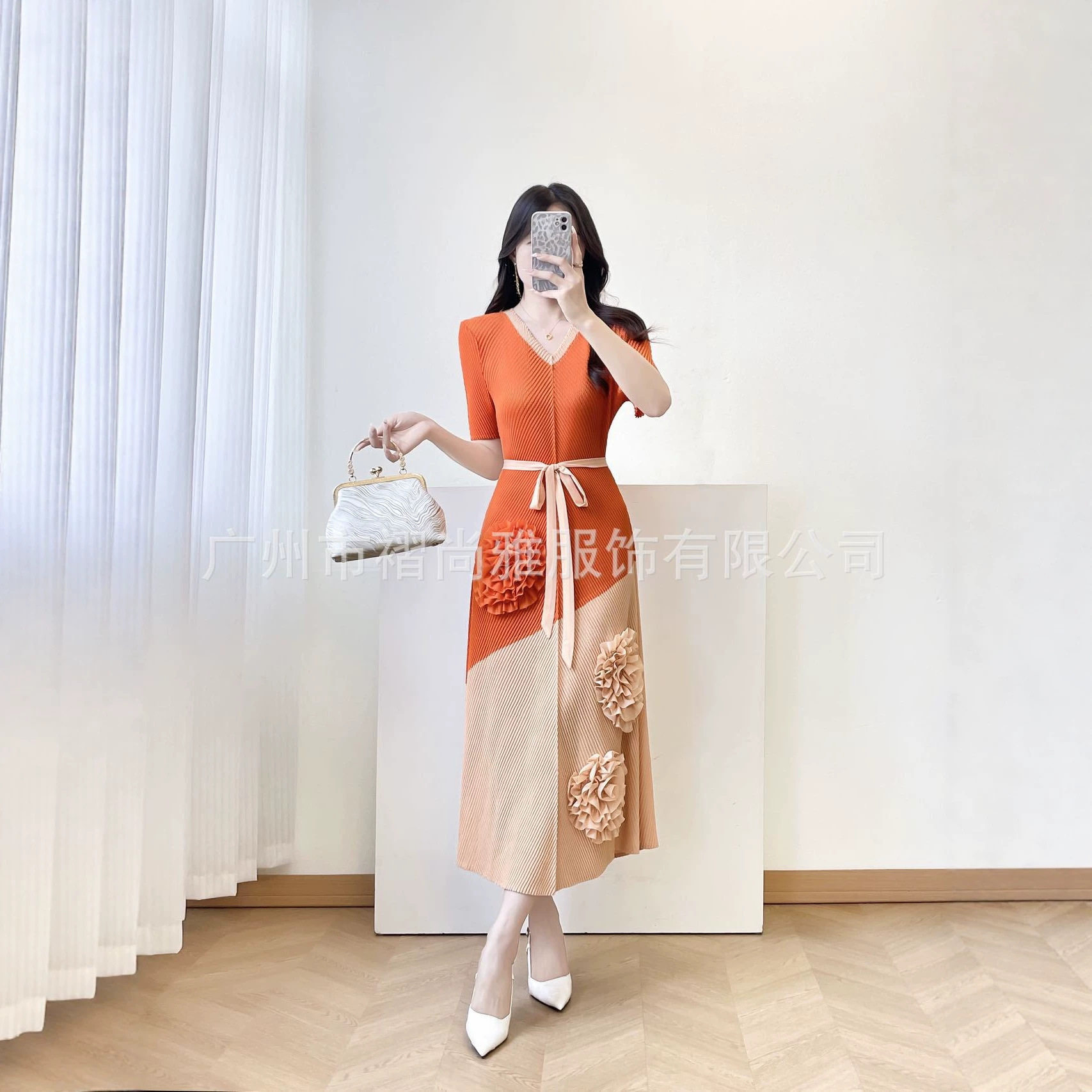 厂家直供夏季新款鱼鳞褶时尚宽松立体花瓣装饰优雅v领连衣裙新潮