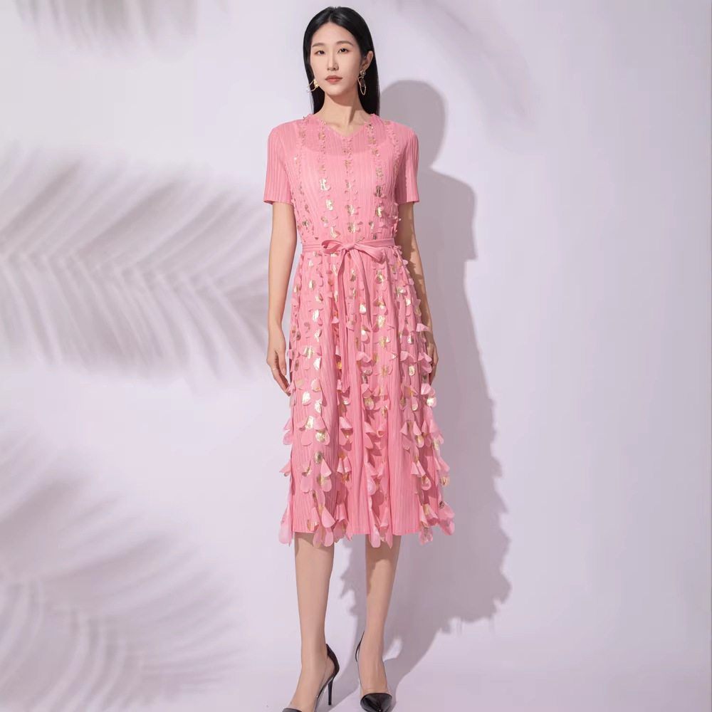 褶皱宽松大码连衣裙女欧美时尚烫金贴花短袖优雅片片裙女装新潮