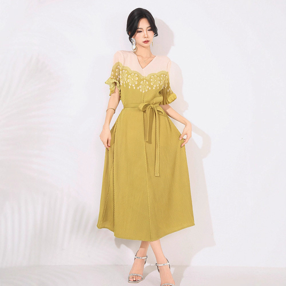 高端褶皱印花v领喇叭袖连衣裙女夏季设计感绑带收腰显瘦长裙新潮