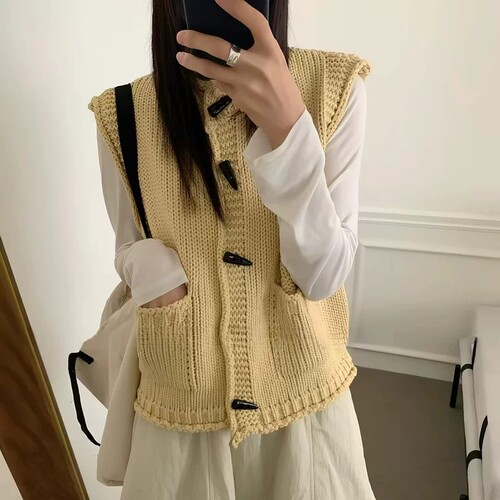 慵懒复古粗针牛角扣针织马甲开衫女宽松秋冬厚款叠穿毛衣背心外搭