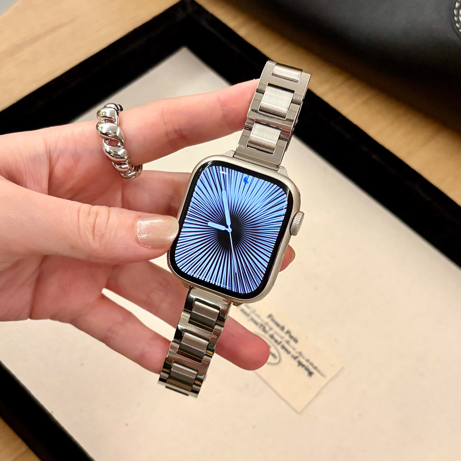 康康的不锈钢金属蓝气球适用iwatch11se10苹果手表表带简约高级感图片
