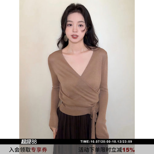 SYT自制年代感收腰绑带V领上衣