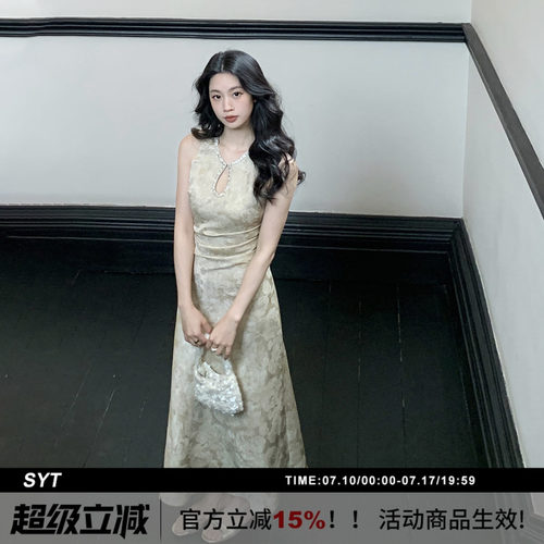 水滴领缎面花朵显瘦无袖连衣裙
