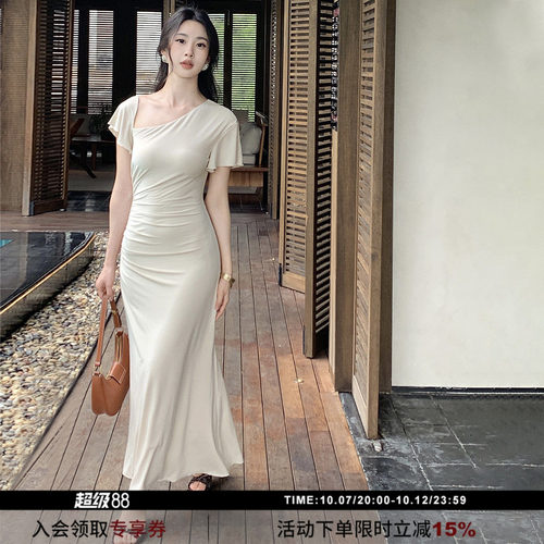 褶皱收腰设计感显瘦连衣裙