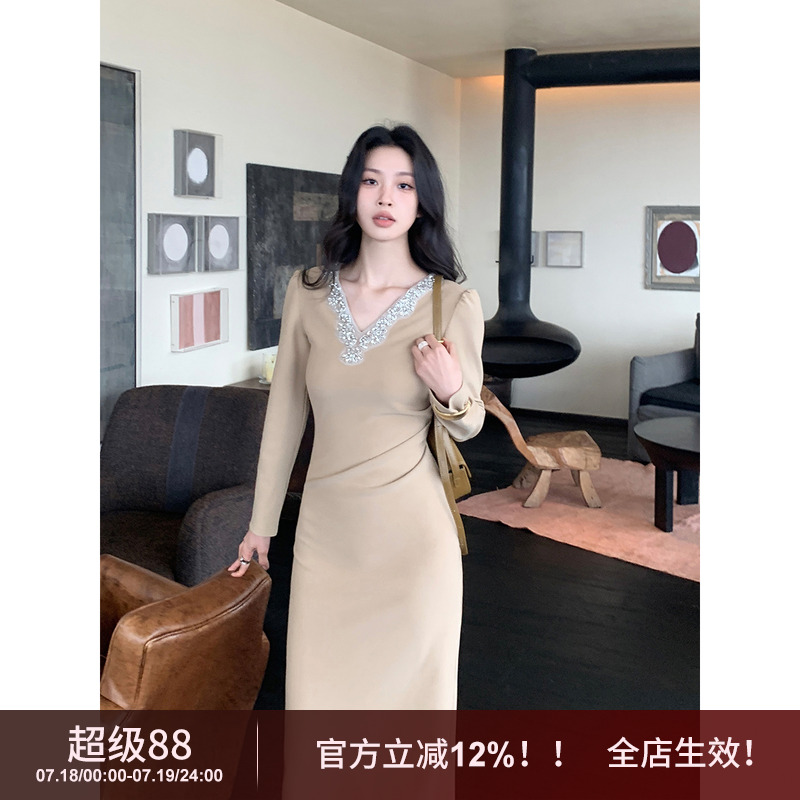 水钻V领气质收腰修身连衣裙