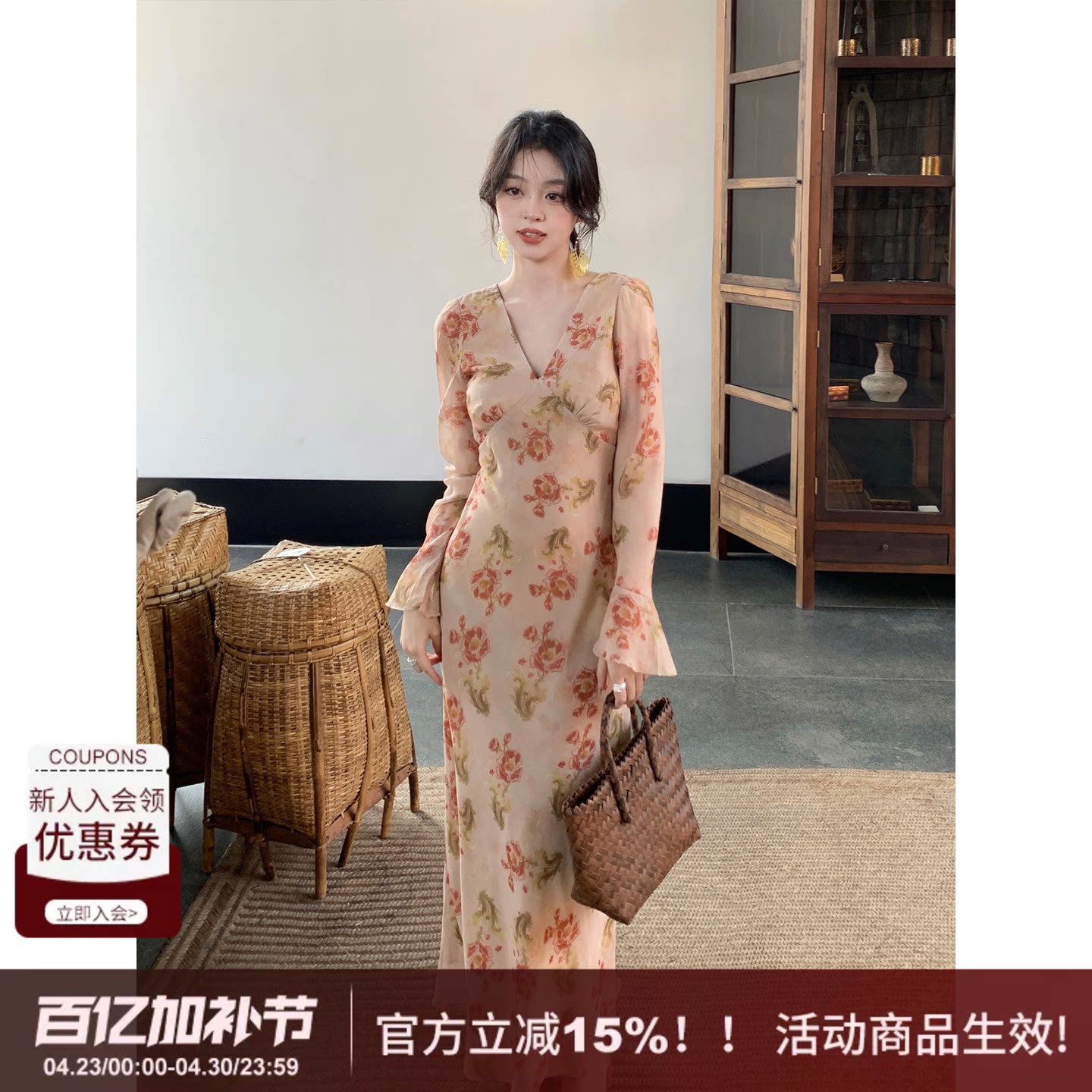 【莞尔】SYT自制 大花朵设计温柔风v领喇叭袖修身显瘦长款连衣裙