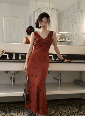 SYT自制 红色复古v领花朵连衣裙女2025秋季新款斜裁显瘦无袖长裙
