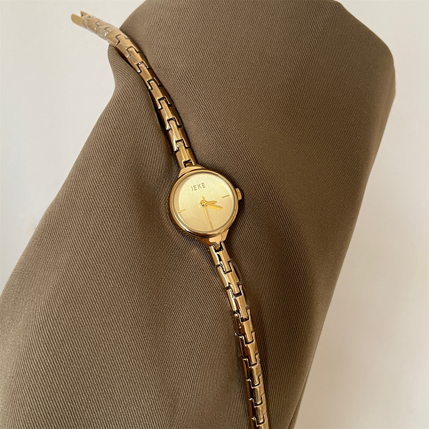 IEKE精致小圆盘复古清冷石英女表